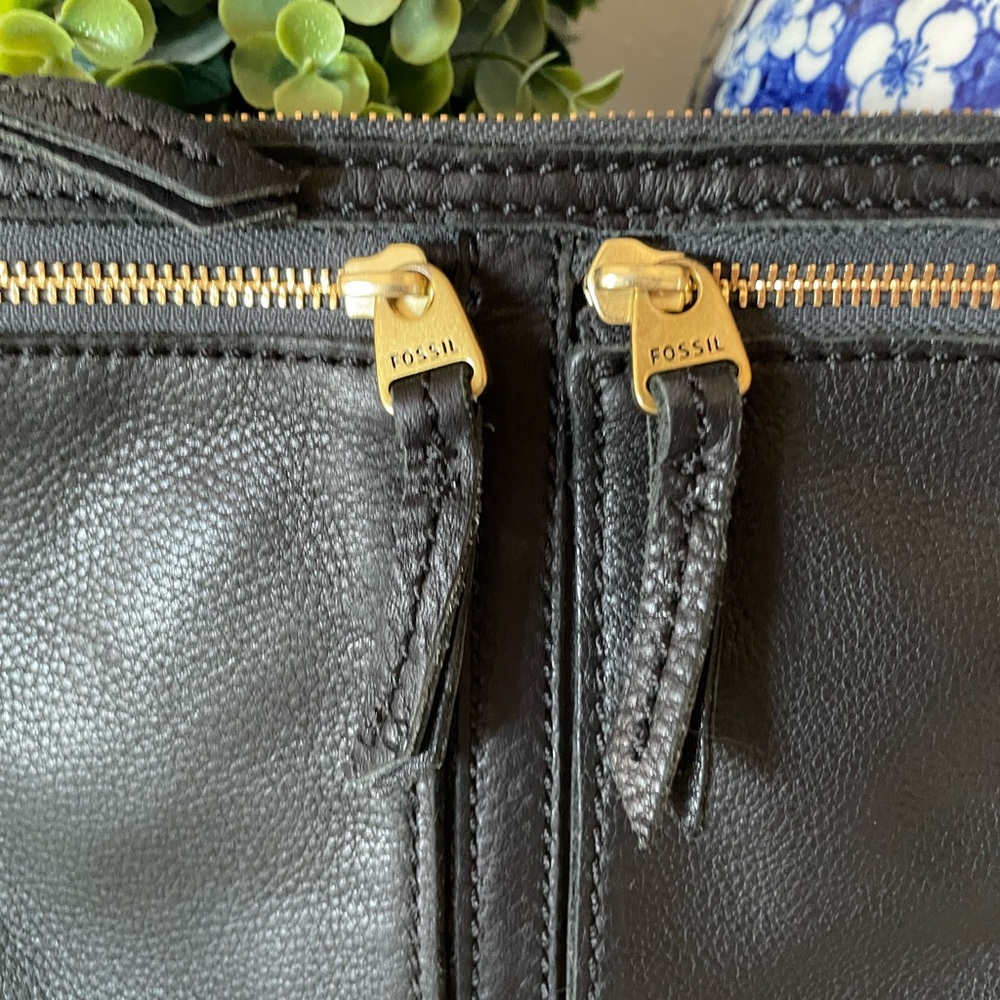 Fossil Black Leather Crossbody Purse With Gold Zippers 10”Lx1.5”Wx6.5”H - Picture 2 of 7